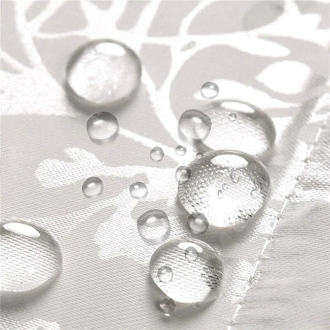 Wit douchegordijn met subtiel bloemenpatroon